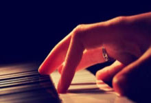 东体:申花放假期间路易斯没休息,每天独自在基地进行恢复训练.